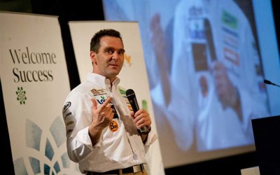 Ο Βασίλης Ορφανός σε ένα μοναδικά συγκινητικό “Welcome Success” στη Θεσσαλονίκη