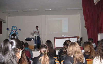 Ο Βασίλης Ορφανός παραδίδει μαθήματα οδικής ασφάλειας.