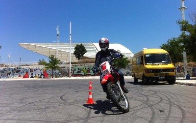 Ο Βασίλης Ορφανός παραδίδει μαθήματα ασφαλούς οδήγησης σε νέους αναβάτες στο ΟΑΚΑ