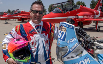 H VOM σε χαμηλή πτήση με την RED ARROWS