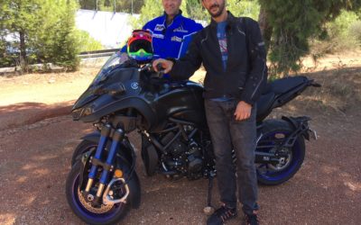 H VOM δοκιμάζει την NIKEN 900 της YAMAHA