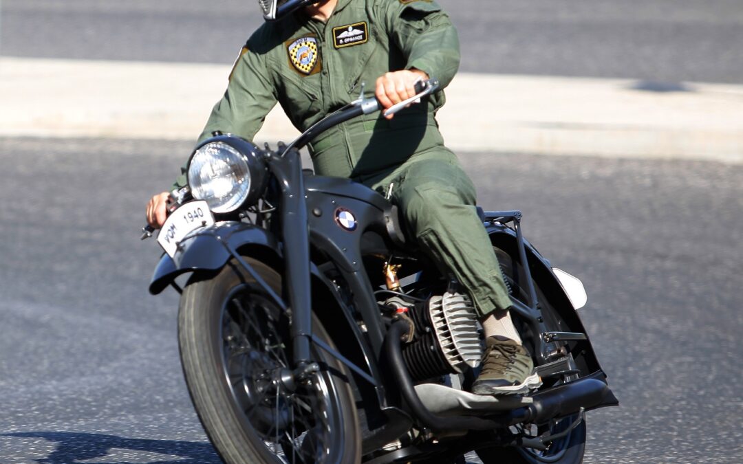 Ο Βασίλης Ορφανός οδηγεί την ιστορική BMW R 12 Military M/Y 1940