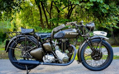 H VOM δοκιμάζει την πολεμική μοτοσυκλέτα Triumph 3HW 350 του 1944