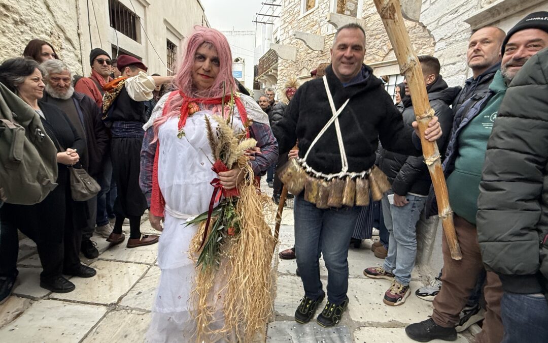 Ο Βασίλης Ορφανός συμμετείχε σε παραδοσιακά πανηγύρι  με τους “Κουδουνάτους” στην Απείρανθο Νάξου