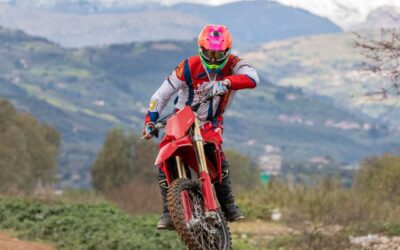 Ο Βασίλης Ορφανός δαμάζει την Ιταλίδα καθαρόαιμη motocross DUCATI DESMO 450 MX