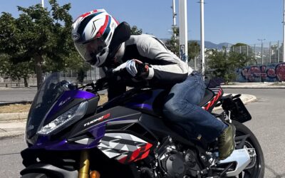 O Βασίλης Ορφανός οδηγεί την γυμνή ναυαρχίδα της Aprilia, την Tuono Factory V4